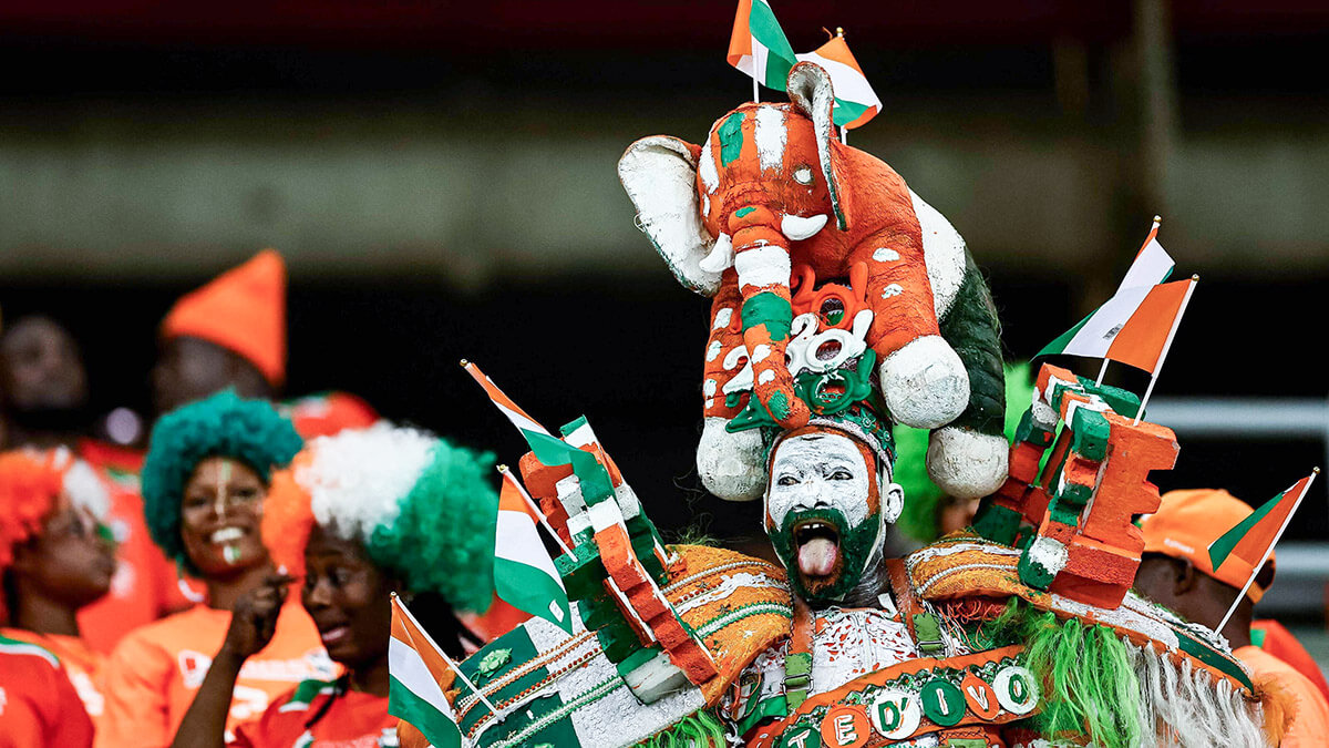 Un aficionado de Costa de Marfil hace gestos antes del partido de fútbol semifinal de la Copa Africana de Naciones (CAN) 2024 entre Costa de Marfil y la República Democrática del Congo en el Estadio Olímpico Alassane Ouattara en Ebimpe, Abidjan, el 7 de febrero 2024 - AFP/FRANCK FIFE