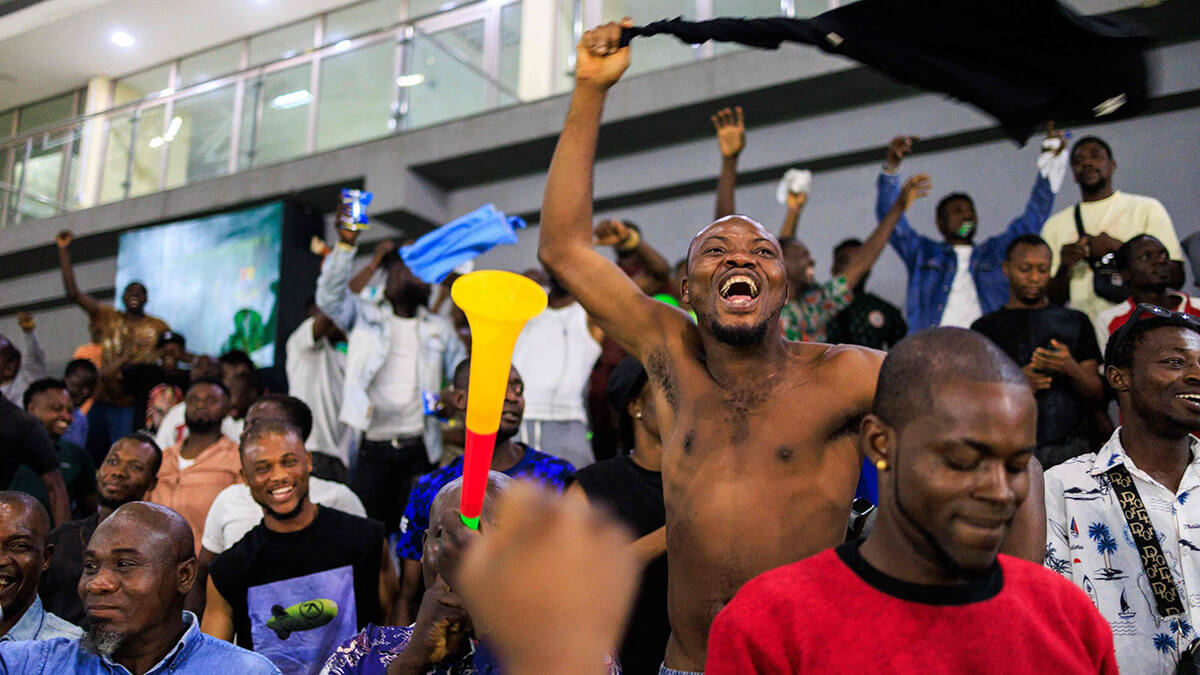 Los seguidores nigerianos reaccionan mientras observan en un megacentro de visualización el partido de fútbol semifinal de la Copa Africana de Naciones (CAN) 2024 entre Nigeria y Sudáfrica, en Lagos el 7 de febrero de 2024
- AFP/BENSON IBEABUCHI