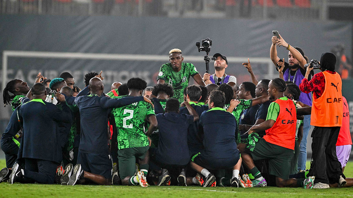 El delantero nigeriano Victor Osimhen y sus compañeros celebran la victoria al final del partido de fútbol semifinal de la Copa Africana de Naciones (CAN) 2024 entre Nigeria y Sudáfrica en el Stade de la Paix en Bouaké el 7 de febrero de 2024 - AFP/ISSOUF SANOGO