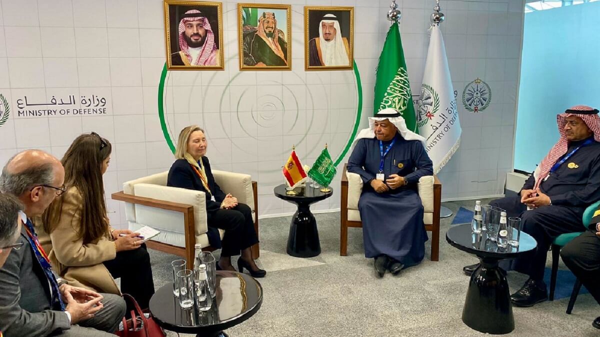 La delegación oficial española presidida por Amparo Valcarce, la secretaria de Estado de Defensa, se ha reunido con su homólogo saudí, Khaled al-Biyari - PHOTO/MDE