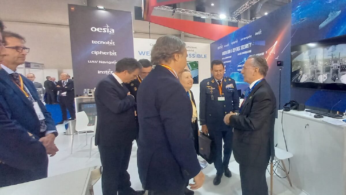 La comitiva oficial de la secretaria de Estado se ha interesado por la marcha de las empresas asistentes al salón de Riad. En imagen, con el presidente de Tecnobit, Lluis Furnells - PHOTO/TSQE