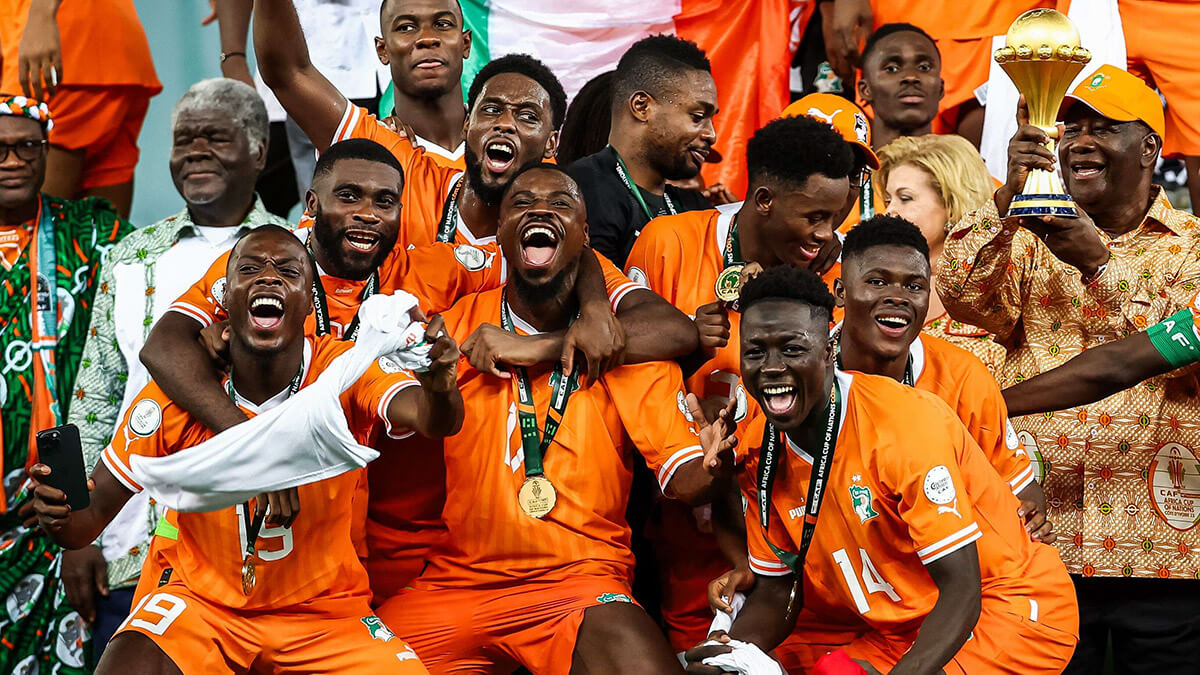 El presidente de Costa de Marfil, Alassane Ouattara, levanta el trofeo de la Copa Africana de Naciones en el podio después de que Costa de Marfil ganara el partido de fútbol final de la Copa Africana de Naciones (CAN) 2024 entre Costa de Marfil y Nigeria en el estadio olímpico Alassane Ouattara en Ebimpé, Abijan, el 11 de febrero de 2024
- AFP/FRANCK FIFE