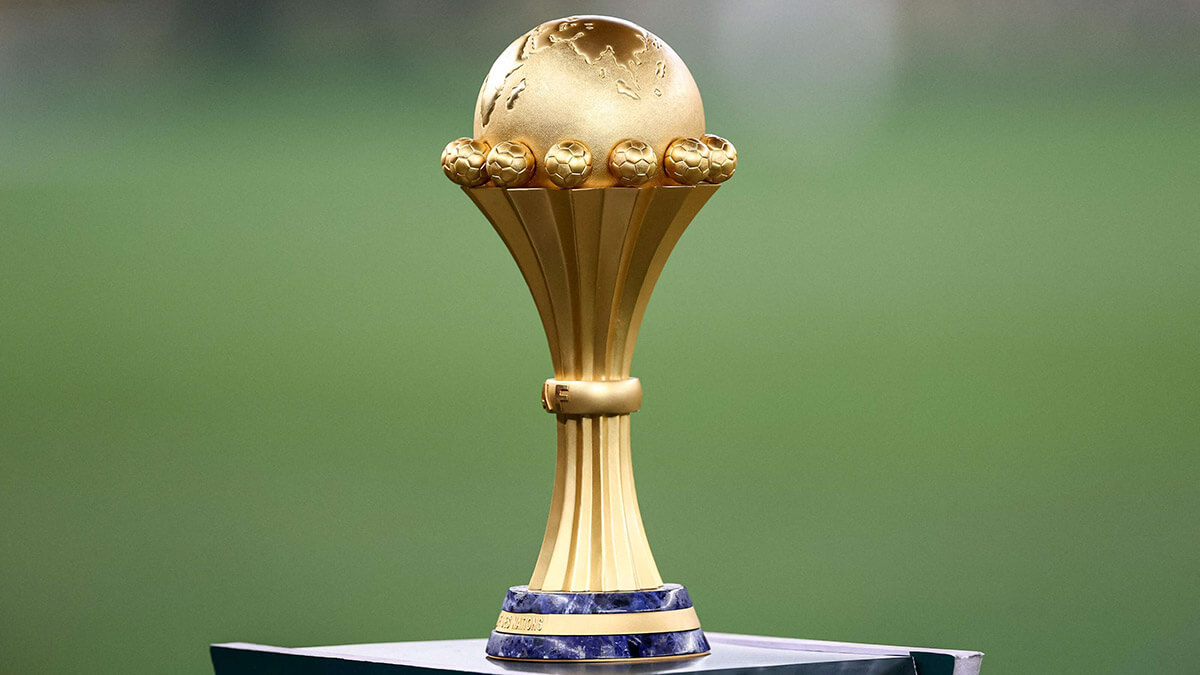 Esta fotografía muestra el trofeo antes del último partido de fútbol de la Copa Africana de Naciones (CAN) 2024 entre Costa de Marfil y Nigeria en el Estadio Olímpico Alassane Ouattara en Ebimpé, Abijan
- AFP/FRANCK FIFE