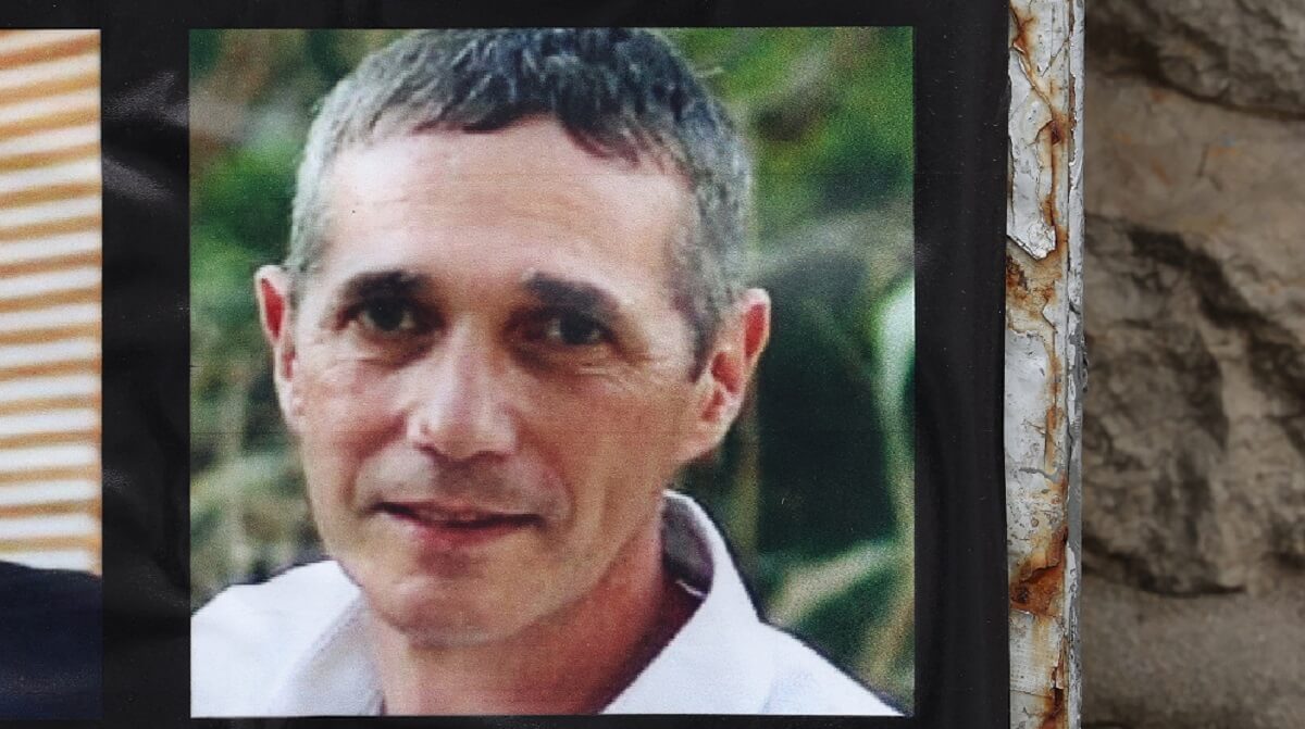 Un retrato del rehén israelí-argentino rescatado Fernando Simón Marman cuelga de una pared en el centro de Jerusalén el 12 de febrero de 2024 – PHOTO/AHMAD GHARABLI/AFP