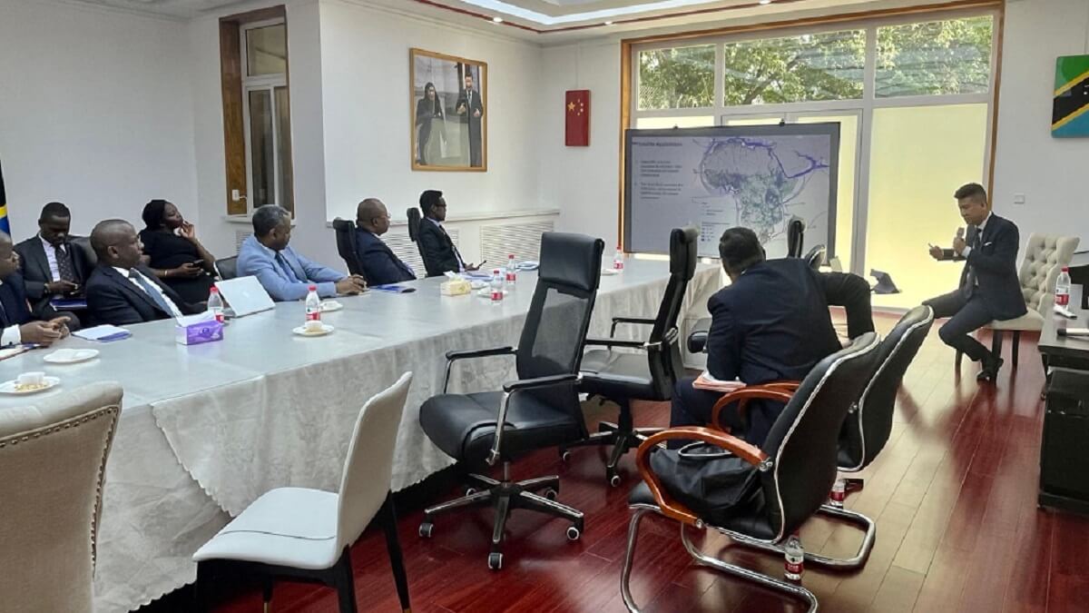 El presidente del grupo empresarial Touchroad International Holding, Liehui He, al fondo, a la derecha, expone a las autoridades de Yibuti las características de un proyecto de 1.000 millones de dólares - PHOTO/Ambassade de Chine en Djibouti