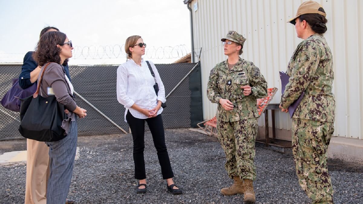 Estados Unidos mantiene en Yibuti su gran base aeronaval de Camp Lemonnier. La subsecretaria adjunta de Defensa, Mara Karlin (izquierda), visitó en verano las instalaciones para conocer las condiciones de vida del personal militar femenino - PHOTO/USA DoD