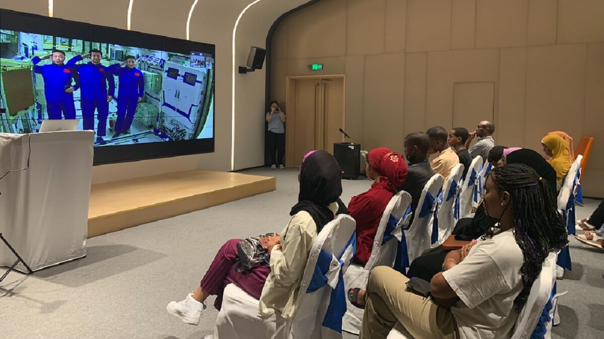 Videoconferencia desde la estación espacial china Tiangong patrocinada por la Embajada de China en Yibuti para dar a conocer las actividades en órbita de los astronautas chinos
PHOTO/Ambassade de Chine en Djibouti