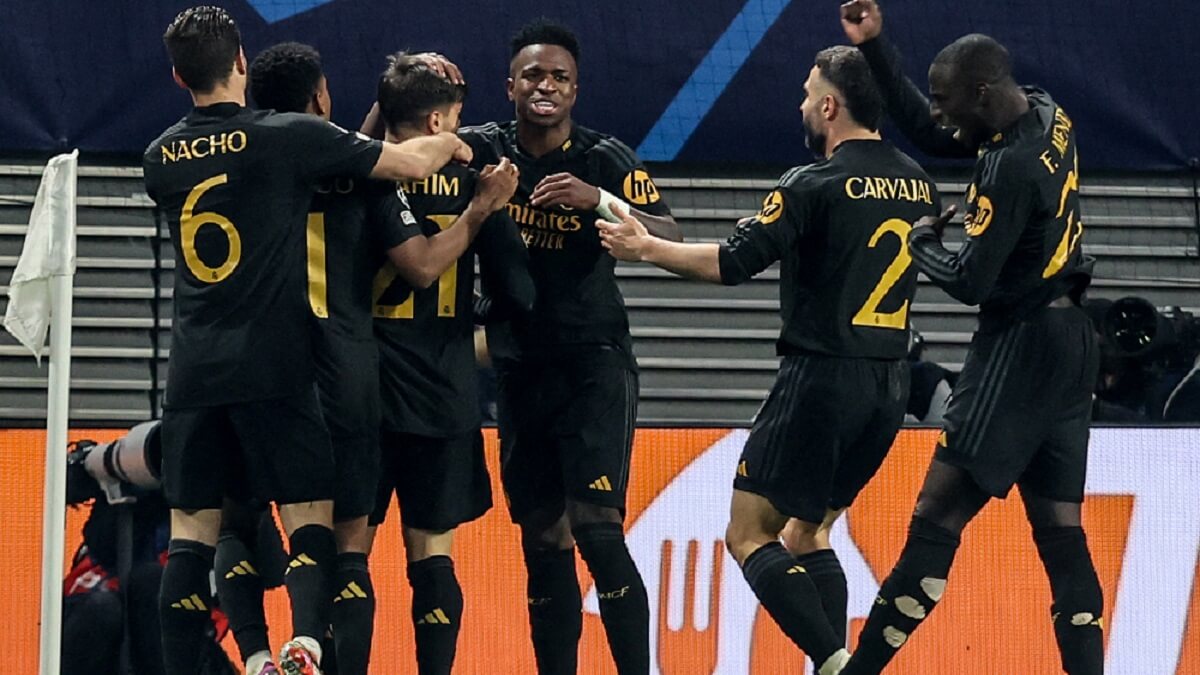 Los jugadores del Real Madrid celebran durante el partido de fútbol de ida de octavos de final de la Liga de Campeones de la UEFA entre el RB Leipzig y el Real Madrid CF en Leipzig, Alemania, el 13 de febrero de 2024 – PHOTO/Ronny HARTMANN/AFP