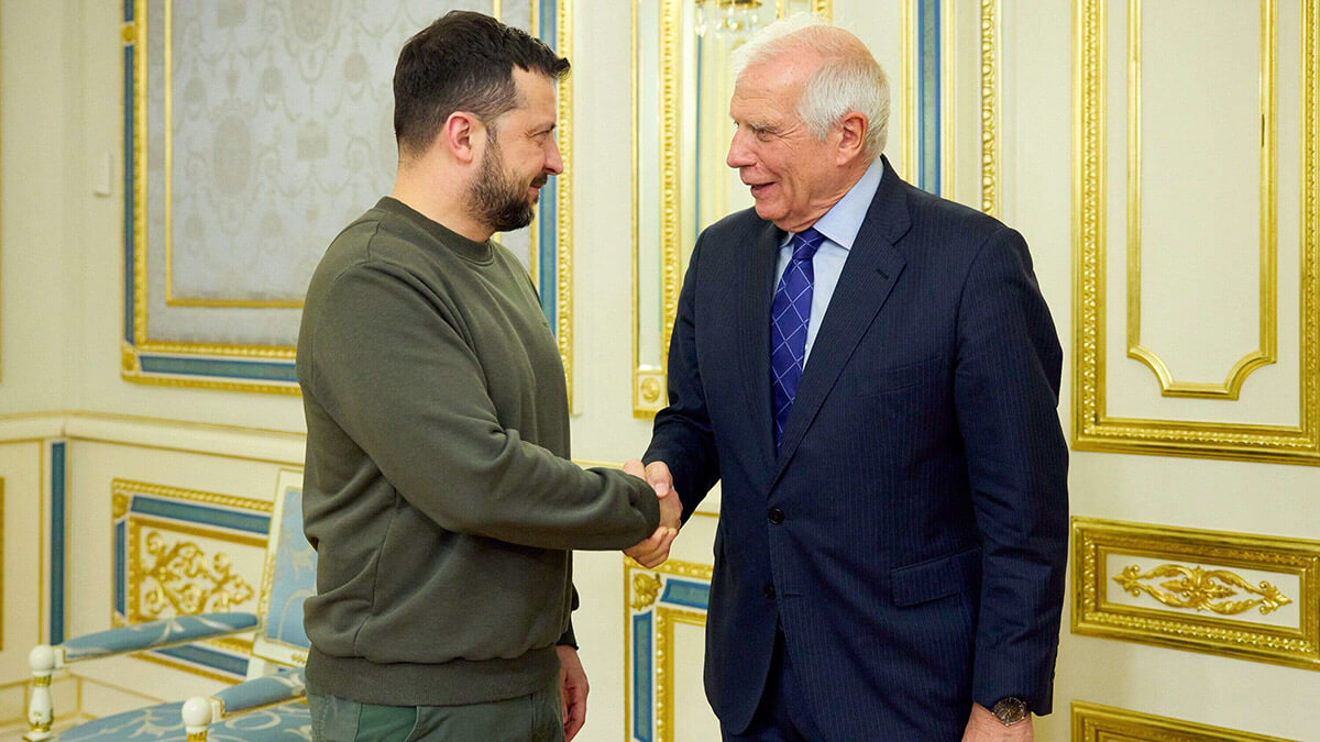 El presidente de Ucrania, Volodymyr Zelensky, estrechando la mano del alto representante de la UE para Asuntos Exteriores y Política de Seguridad, Josep Borrell antes de sus conversaciones en Kiev el 7 de febrero de 2024 - AFP/ SERVICIO DE PRENSA PRESIDENCIAL DE UCRANIA