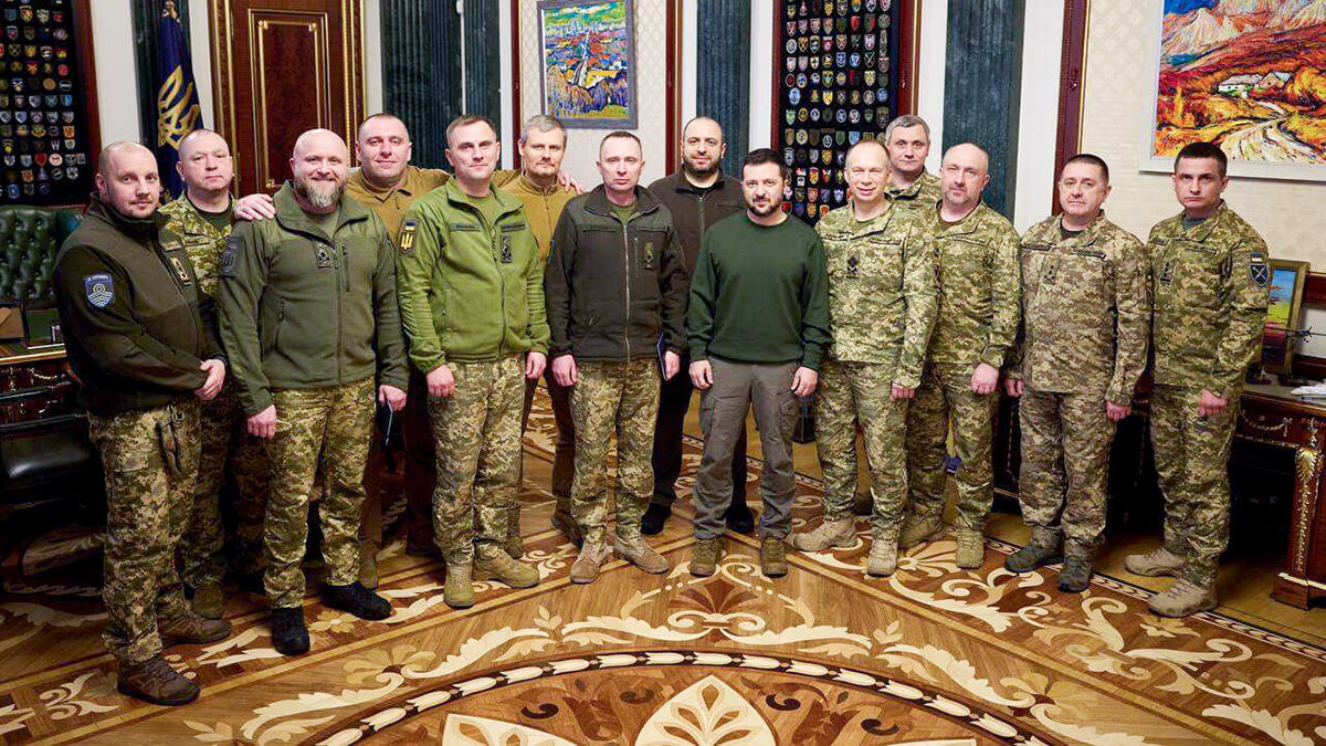 El presidente ucraniano Volodymyr Zelensky (C) con el recién nombrado Comandante en Jefe de las Fuerzas Armadas de Ucrania, Oleksandr Syrsky ( CR) y el Ministro de Defensa de Ucrania, Rustem Umerov (CL), con otros miembros de la milicia durante su asesoramiento en Kiev - AFP / SERVICIO DE PRENSA PRESIDENCIAL DE UCRANIANO