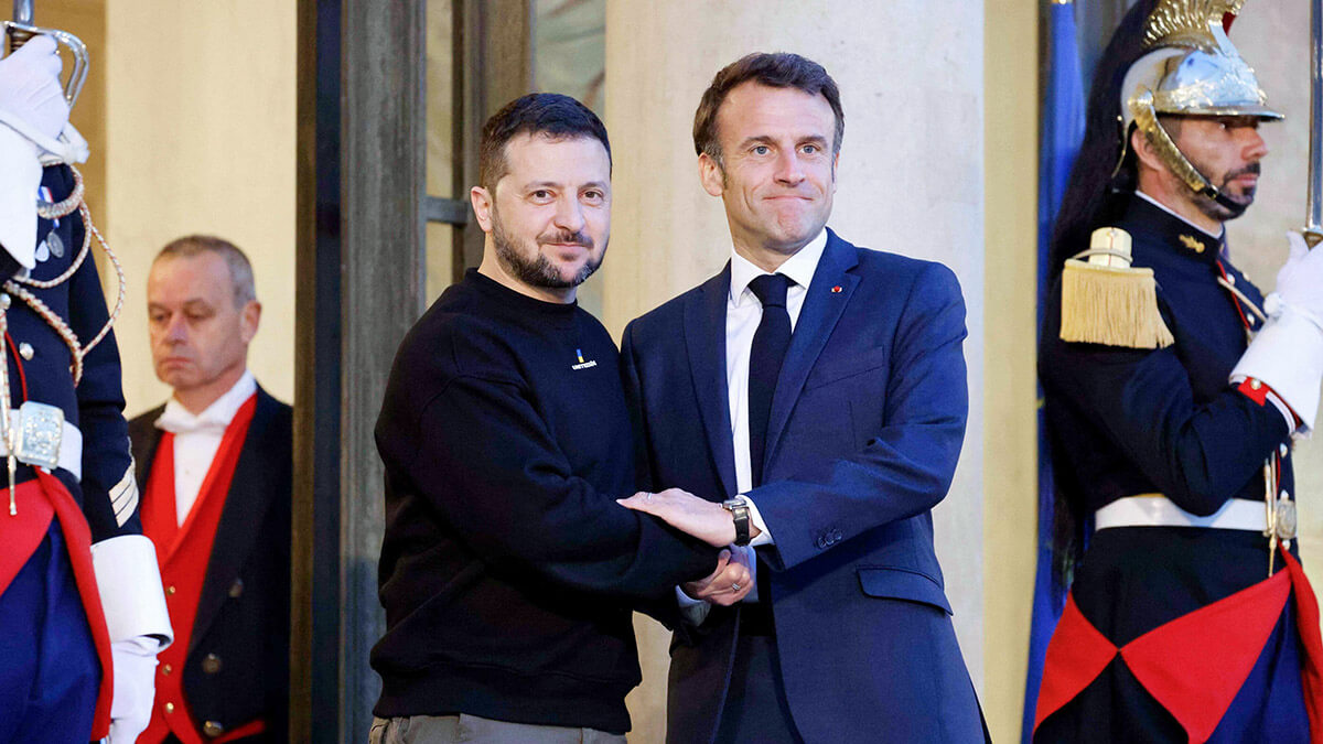 El presidente de Ucrania, Volodymyr Zelensky, es recibido por el presidente de Francia, Emmanuel Macron, a su llegada al palacio presidencial del Elíseo en París el 14 de mayo de 2023 - AFP/LUDOVIC MARIN