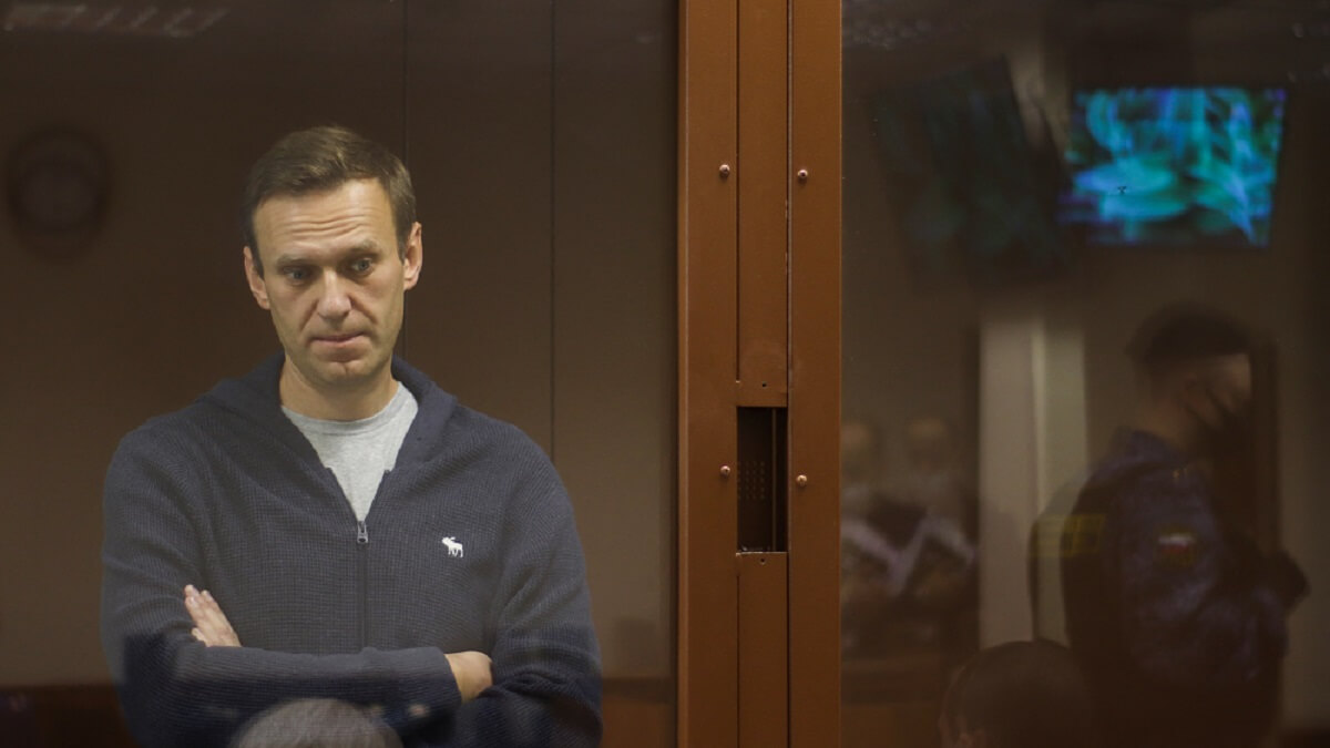 Esta foto de archivo facilitada por el tribunal del distrito de Babushkinsky el 12 de febrero de 2021, muestra al líder opositor ruso Alexei Navalny, acusado de difamar a un veterano de la Segunda Guerra Mundial, de pie dentro de una celda de cristal durante una vista judicial en Moscú. El líder opositor ruso Alexei Navalny falleció el 16 de febrero de 2024 en la colonia penitenciaria del Ártico donde cumplía una condena de 19 años, informó el servicio penitenciario federal de Rusia en un comunicado – PHOTO/AFP PHOTO/MOSCOW'S BABUSHKINSKY DISTRICT COURT PRESS SERVICE/HANDOUT