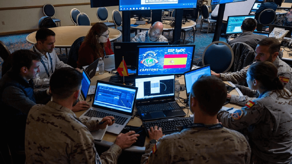 El equipo español del Centro de Operaciones de Vigilancia Espacial en pleno cometido de intentar resolver una de las muchas incidencias planteadas durante Global Sentinel 2024 - PHOTO/US Space Force-Sgt Luke Kitterman