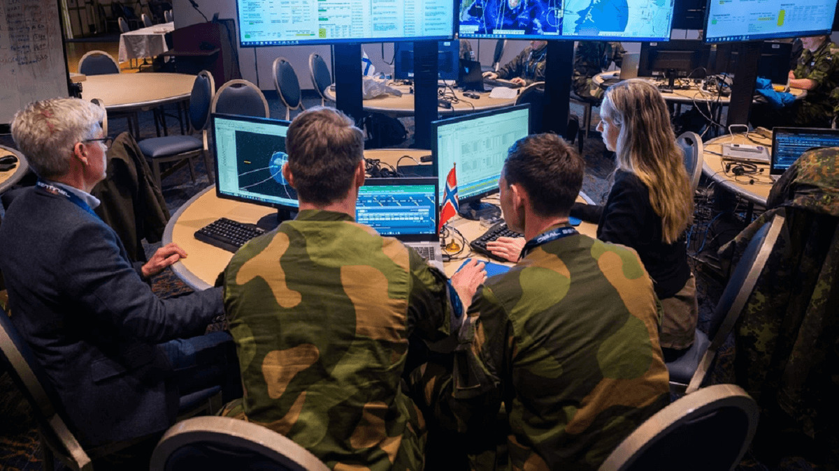 Equipos nacionales como el de Noruega, en imagen, han tenido que rastrear potenciales satélites agresores, practicar maniobras de evasión en órbita y supervisado reentradas en la atmosfera terrestre - PHOTO/US Space Force-Sgt Luke Kitterman