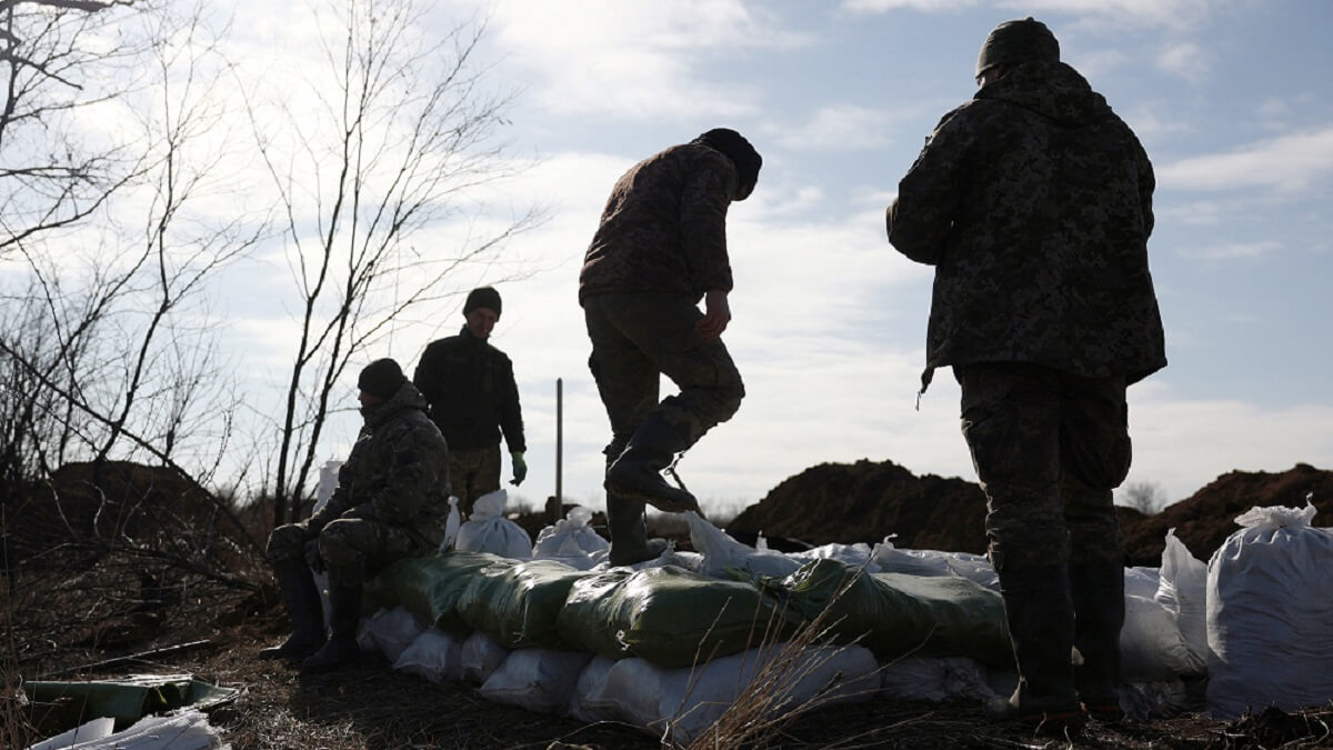 Militares ucranianos apilan sacos de tierra para construir una fortificación no lejos de la ciudad de Avdiivka, en la región de Donetsk, en medio de la invasión rusa de Ucrania, el 17 de febrero de 2024 – PHOTO/Anatolii STEPANOV/AFP