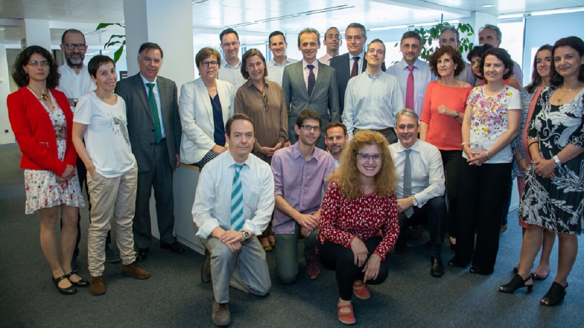 Parte del capital humano que durante décadas ha formado el cohesionado equipo de técnicos que gestionaban los asuntos espaciales de la ESA en el seno del CDTI. En imagen, con el entonces ministro de Ciencia, Pedro Duque - PHOTO/MICIU-CDTI