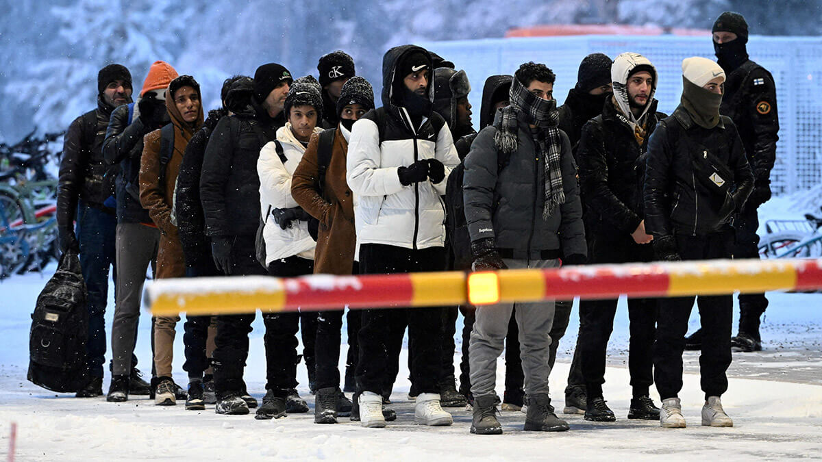Migrantes llegan al cruce fronterizo internacional en Salla, norte de Finlandia, 23 de noviembre de 2023 - PHOTO/LEHTIKUVA NUKARI via REUTERS