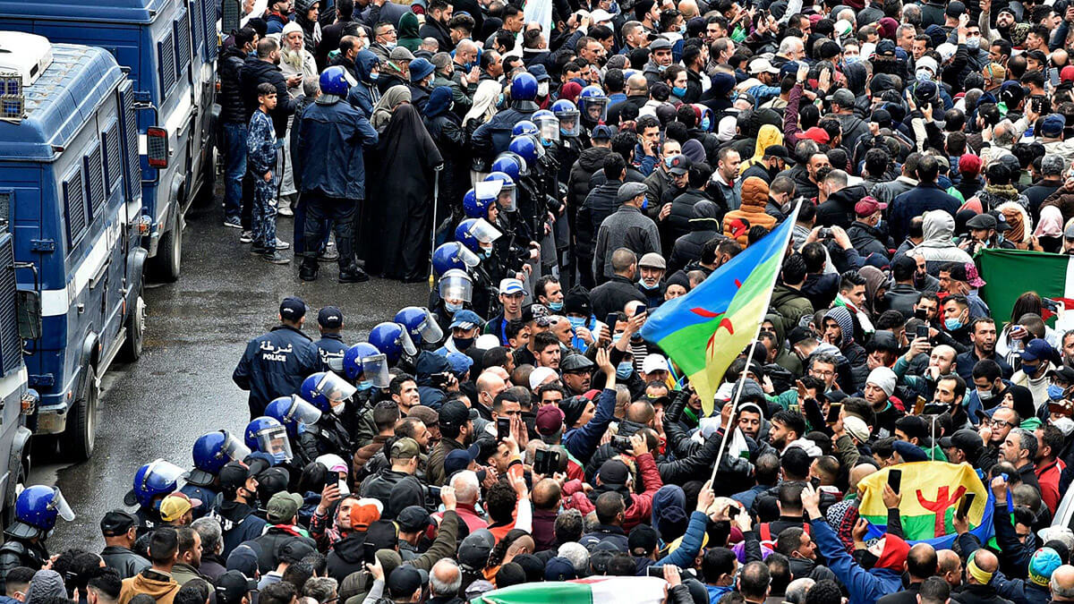 Argelinos se manifiestan en la capital, Argel, el 22 de febrero de 2021, marcando el segundo aniversario del movimiento de protesta antigubernamental Hirak del país
AFP/ RYAD KRAMDI