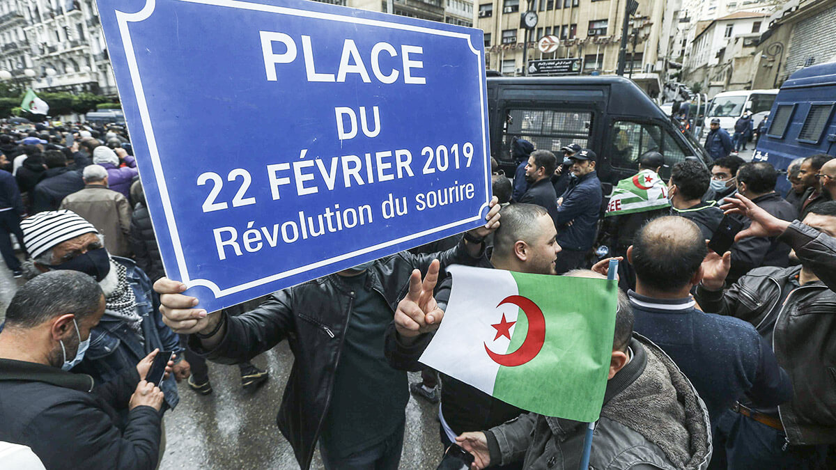 Los argelinos se manifiestan en Argel, uno con una placa que dice Plaza del 22 de febrero de 2019, la Revolución sonriente para conmemorar el segundo aniversario del movimiento Hirak, el lunes 22 de febrero de 2021<br />
AP/ANIS BELGHOUL