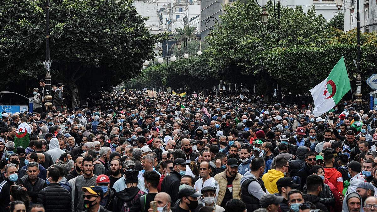 Miles de personas se manifestaron en Argel y otras ciudades de todo el país, confirmando la removilización de la protesta de Hirak - PHOTO/AFP