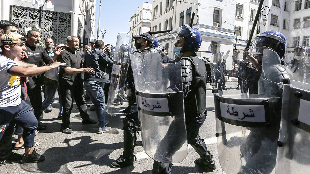 Manifestantes se enfrentan a agentes de policía en Argel, el viernes 7 de mayo de 2021, mientras una multitud marchaba por las calles de la capital de Argelia en apoyo al movimiento prodemocracia Hirak - AP/ANIS BELGHOUL