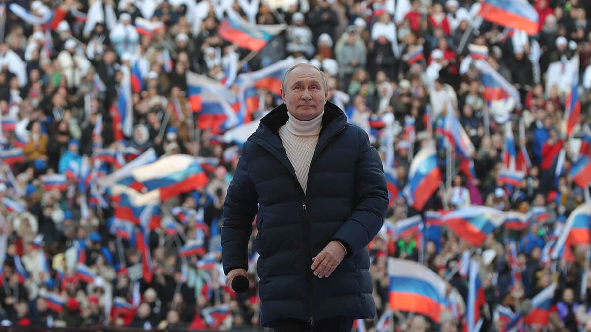 El presidente ruso Vladimir Putin asiste a un concierto que conmemora el octavo aniversario de la anexión rusa de Crimea en el estadio Luzhniki de Moscú el 18 de marzo de 2022 - AFP/MIKHAIL KLIMENTYEV