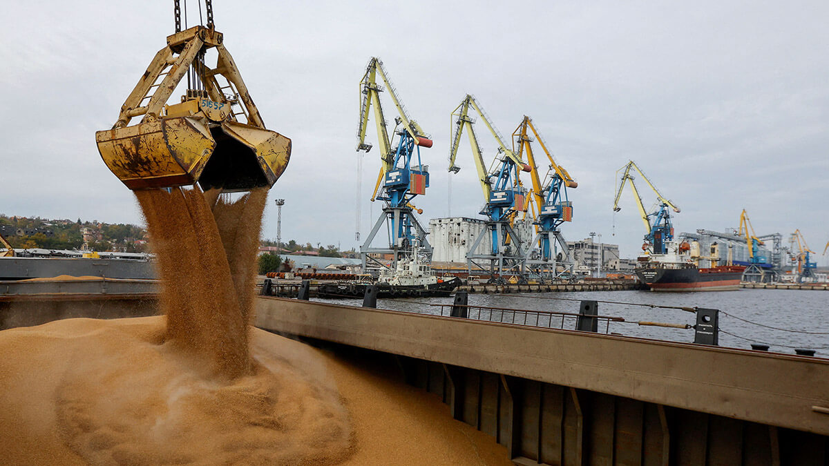 El grano de trigo se carga en el buque de carga Mezhdurechensk antes de su partida hacia la ciudad rusa de Rostov del Don en el curso del conflicto entre Rusia y Ucrania en el puerto de Mariupol - REUTERS/ALEXANDER ERMOCHENKO