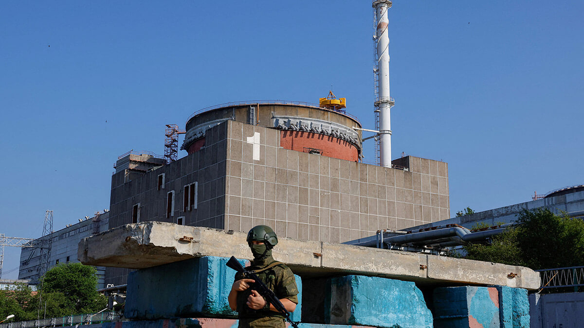 Un militar ruso hace guardia en un puesto de control cerca de la central nuclear de Zaporizhzhia - REUTERS/ALEXANDER ERMOCHENKO