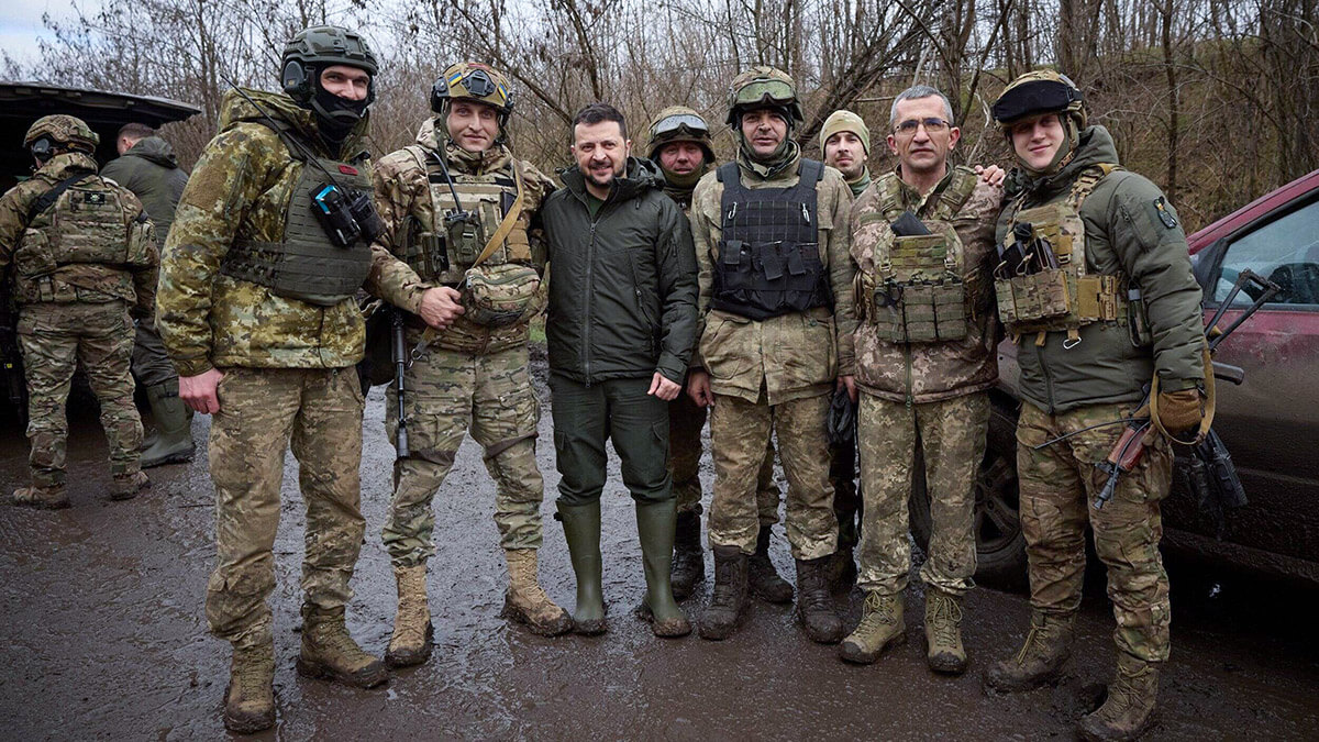 Esta fotografía tomada y publicada por el servicio de prensa presidencial de Ucrania el 4 de febrero de 2024 muestra al presidente Volodymyr Zelensky (C) posando para una fotografía con militares durante su visita a la región de Zaporizhzhia - AFP/ SERVICIO DE PRENSA PRESIDENCIAL DE UCRANIA