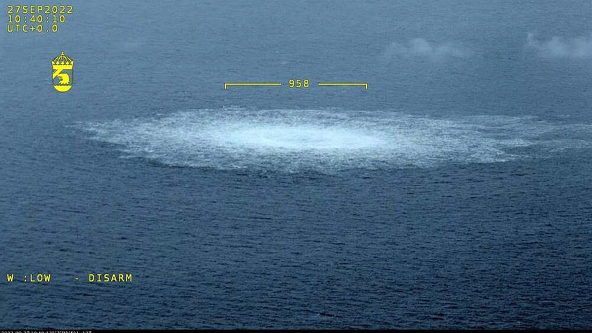 Esta fotografía publicada el 27 de septiembre de 2022 y tomada desde un avión de la Guardia Costera Sueca (Kustbevakningen) muestra la liberación de gas que emana de una fuga en el gasoducto Nord Stream 1 - AFP/ GUARDIA COSTERA SUECA