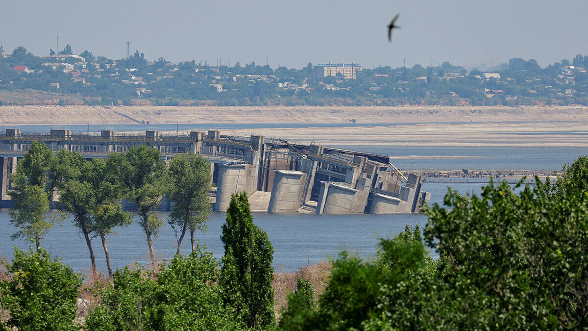 Desde la ciudad se ven la presa destruida de Nova Kakhovka, la ciudad de Beryslav y la orilla del río Dnipro, secas después de que el nivel del agua cayera bruscamente tras el colapso de la presa durante el conflicto entre Rusia y Ucrania - REUTERS/ALEXANDER ERMOCHENKO