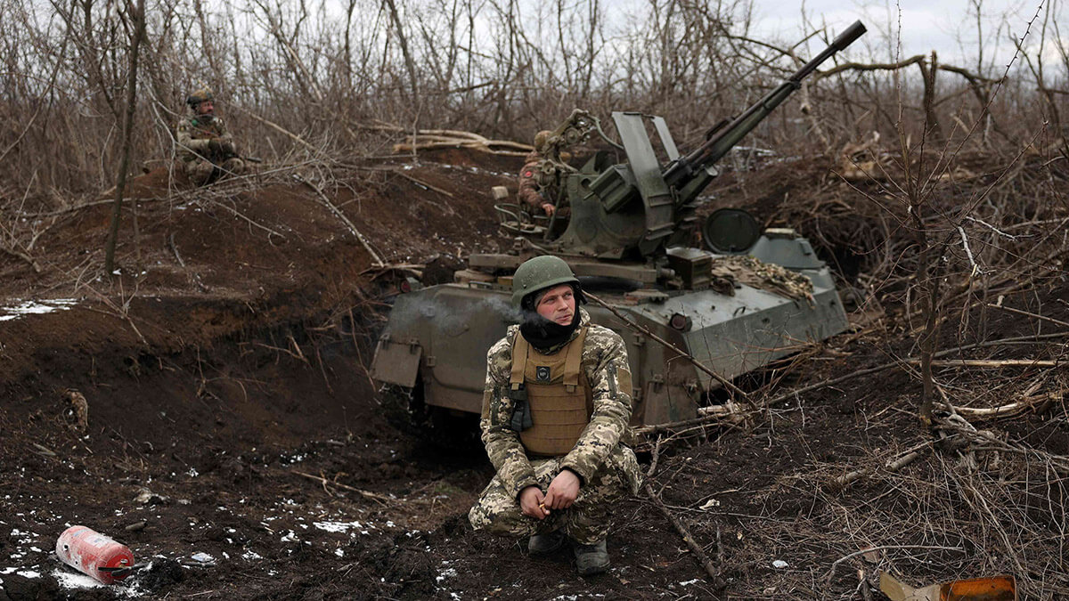 Los artilleros antiaéreos ucranianos de la 93.a Brigada Mecanizada Separada Kholodny Yar monitorean el cielo desde sus posiciones en dirección a Bakhmut en la región de Donetsk, en medio de la invasión rusa - AFP/ANATOLII STEPANOV