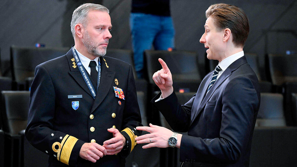 El ministro de Defensa de Finlandia, Antti Hakkanen (L), habla con el Presidente del Comité Militar de la Organización del Tratado del Atlántico Norte (OTAN), Rob Bauer, durante la reunión de ministros de Defensa del Consejo del Atlántico Norte en la sede de la OTAN en Bruselas - AFP/ JOHN THYS