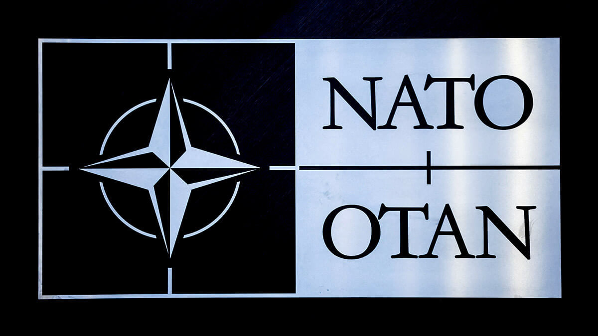 El logotipo de la OTAN se ve en una reunión del Consejo del Atlántico Norte en la sesión de ministros de defensa de la OTAN junto con Suecia como invitada, en la sede de la Alianza en Bruselas, Bélgica, el 15 de febrero de 2024 - REUTERS/JOHANNA GERON