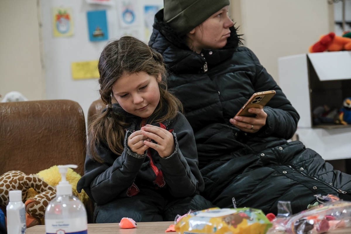 Una niña juega junto a su madre en el centro infantil de Sviatorhirsk - PHOTO/MARIA SENOVILLA