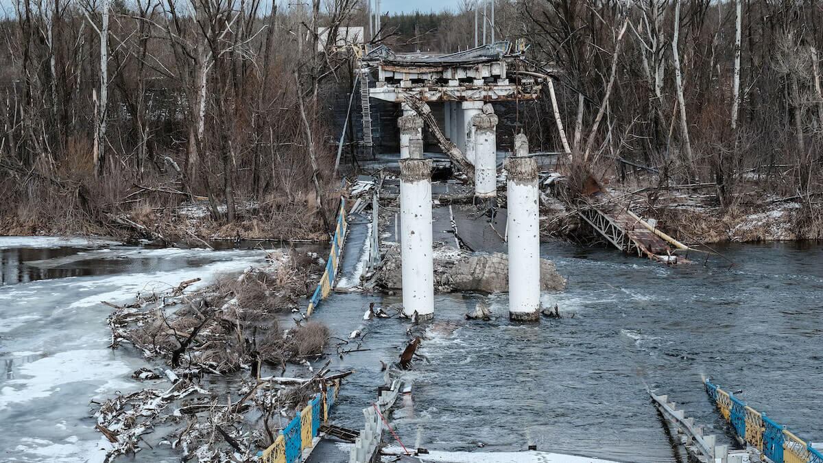 Puente sobre el río Dónetsk a su paso por el sur de Járkiv, totalmente destruido durante los primeros meses de la invasión rusa de Ucrania - PHOTO/MARÍA SENOVILLA