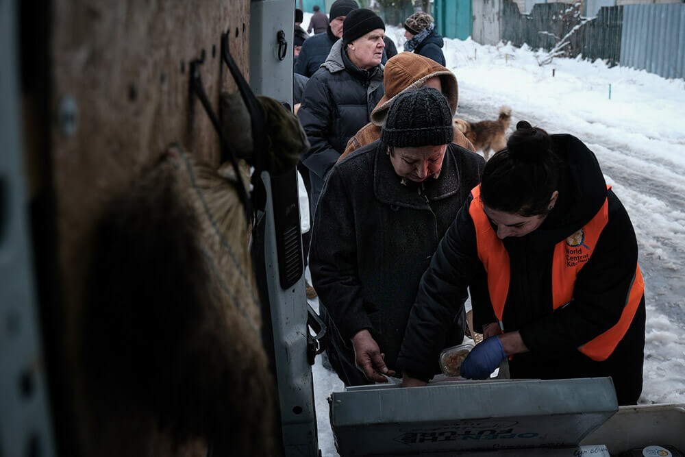 Reparto de comida diario que hace la ONG española del chef José Andrés en Sviatorhirsk para más de 600 personas - PHOTO/MARÍA SENOVILLA