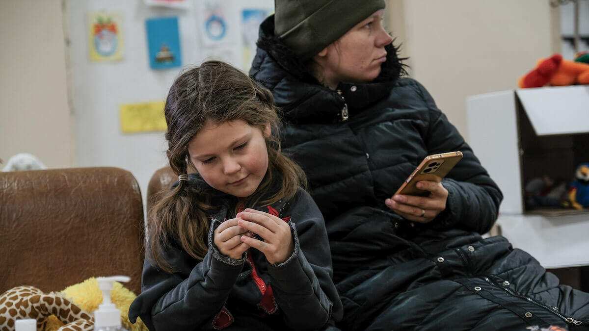 Una niña juega juento a su madre en el centro infantil de Sviatorhirsk - PHOTO/MARÍA SENOVILLA