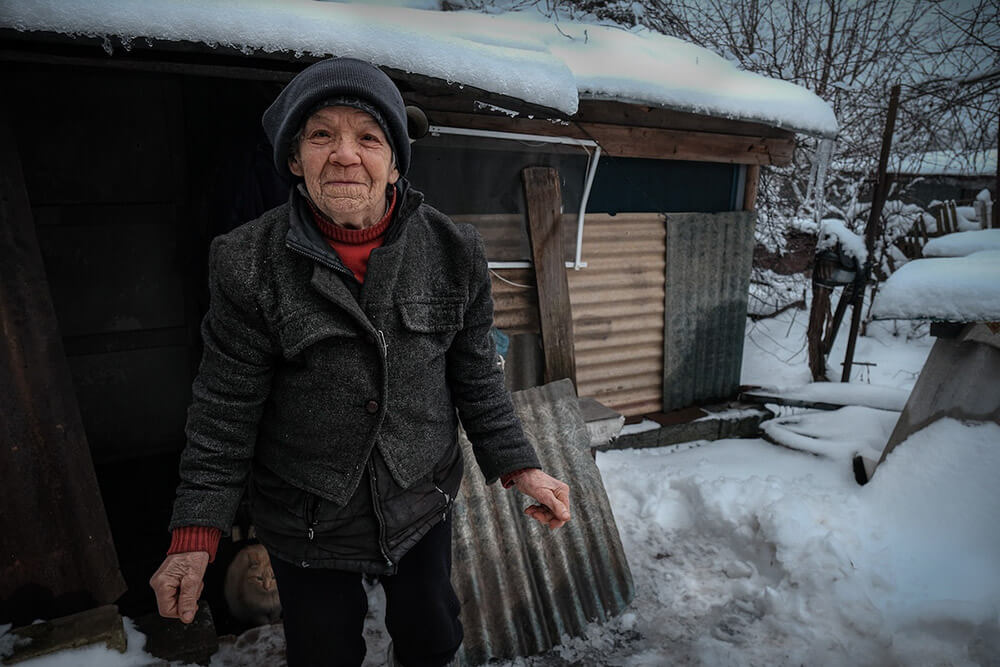 Eugenia, una de las vecinas de Sviatorhirsk de más edad, ha resistido sola la ocupación rusa y los meses de adversidades que han venido después - PHOTO/MARÍA SENOVILLA