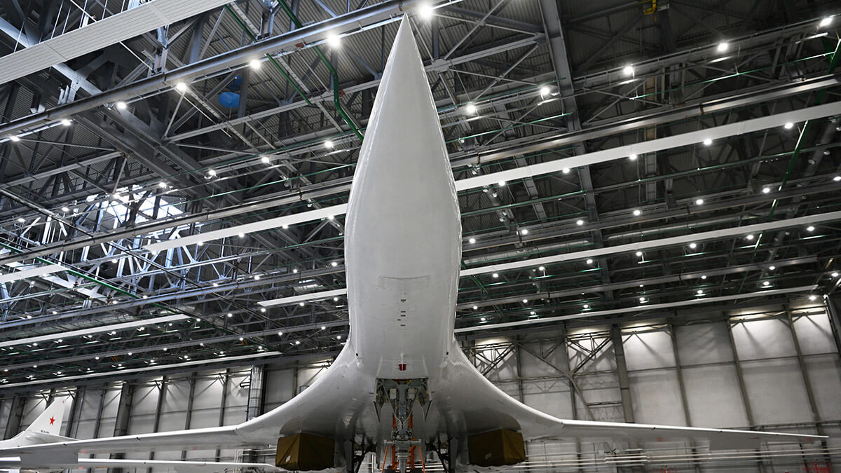 El portamisiles estratégico ruso Tu-160M en la fábrica de aviación de Kazán, que lleva el nombre de Sergei Gorbunov, una sucursal de la empresa de industria militar Tupolev, en Kazán, Rusia, el 21 de febrero de 2024 - SPUTNIK/KRISTINA KORMILITSYNA via REUTERS