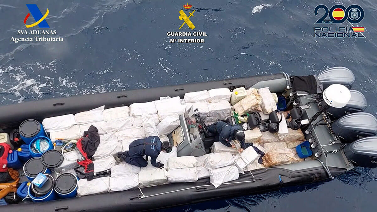 Esta imagen publicada el 15 de febrero de 2024 por la Guardia Civil española muestra una lancha rápida que transportaba más de cuatro toneladas de cocaína, que fue incautada por la Policía española frente a las islas Canarias
- AFP/GUARDIA CIVIL