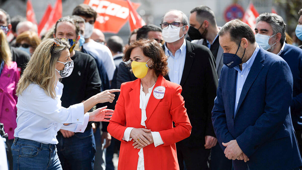 La viceprimera ministra y ministra de Trabajo y Economía Social de España, Yolanda Díaz, la viceprimera ministra de España y ministra de Presidencia y Relaciones con el Parlamento, Carmen Calvo, y José Luis Ábalos participan en una manifestación con motivo del Día del Trabajo en Madrid el 1 de mayo de 2021
- AFP/OSCAR DEL POZO