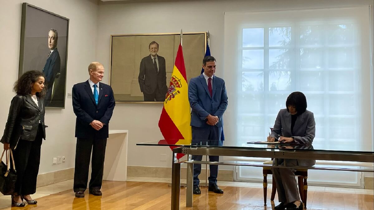 Con la presencia de la embajadora de Estados Unidos, Julissa Reynoso, y del administrador de la NASA, Bill Nelson, la ministra de Ciencia e Innovación, Diana Morant, firma en mayo de 2023 la adhesión de España - PHOTO/NASA-Jackie McGuiness