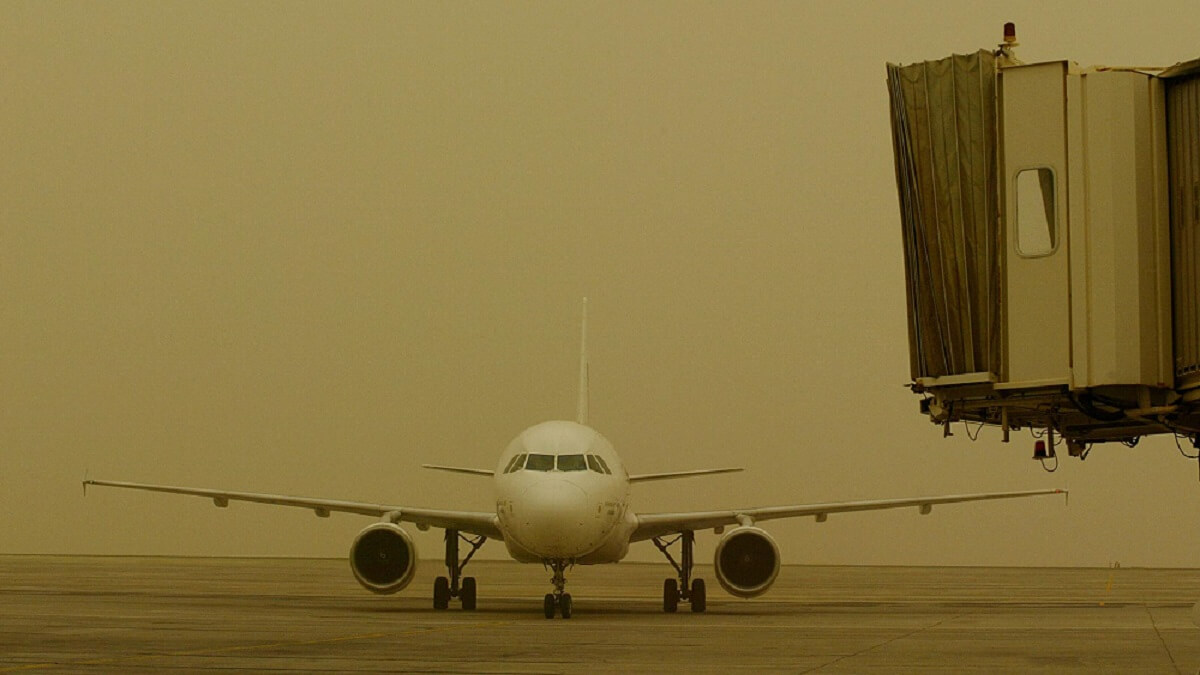 Aviones permanecen en la pista del aeropuerto de Fuerteventura, debido a una tormenta de arena procedente del desierto del Sáhara – PHOTO/SAMUEL ARANDA/AFP