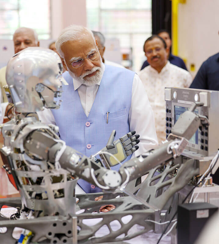 Esqueleto del robot humanoide con rasgos femeninos de nombre Vyommitra, que debe servir de conejillo de indias en el vuelo de prueba sin tripulación previsto para antes de finales de 2024 - PHOTO/ISRO/X