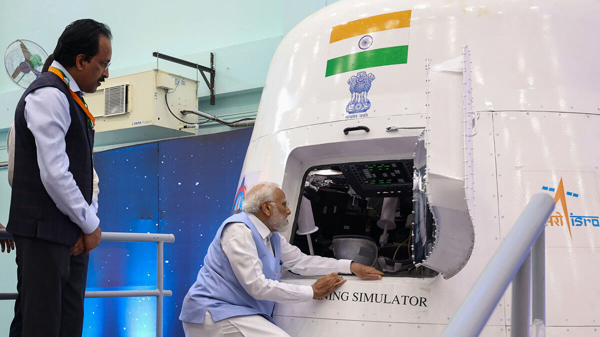 Narendra Modi observa el interior del simulador de vuelo de la cápsula de la misión Gaganyaan durante su estancia del 27 de febrero en el Centro Espacial Vikram Sarabhai, en el estado de Kerala - PHOTO/ISRO/X