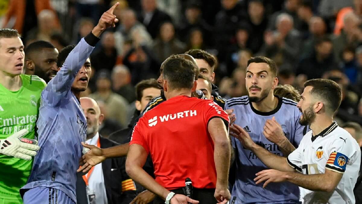 El árbitro español Jesús Gil Manzano (de espaldas) habla con los jugadores del Real Madrid durante el partido de fútbol de la Liga española entre el Valencia CF y el Real Madrid en el estadio de Mestalla en Valencia el 2 de marzo de 2024 – PHOTO/JOSÉ JORDÁN/AFP