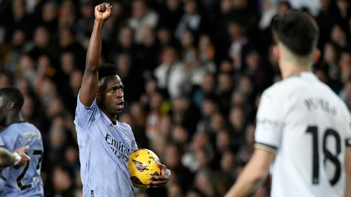 El delantero brasileño del Real Madrid Vinicius Junior celebra el primer gol de su equipo durante el partido de fútbol de la Liga española entre el Valencia CF y el Real Madrid en el estadio de Mestalla en Valencia el 2 de marzo de 2024 – PHOTO/JOSÉ JORDÁN/AFP