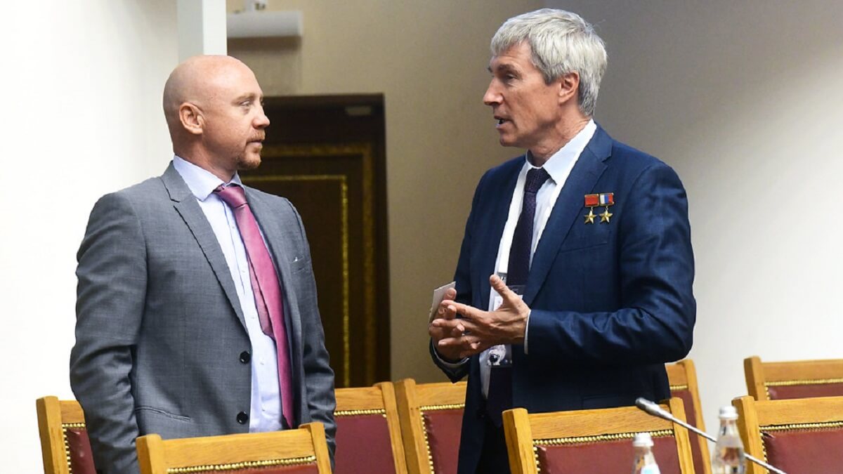 El prestigioso cosmonauta Sergei Krikalev (derecha) ha sido nombrado representante especial del presidente Putin para la cooperación espacial. Acumula seis vuelos espaciales y 803 días en órbita - PHOTO/IAF Astro