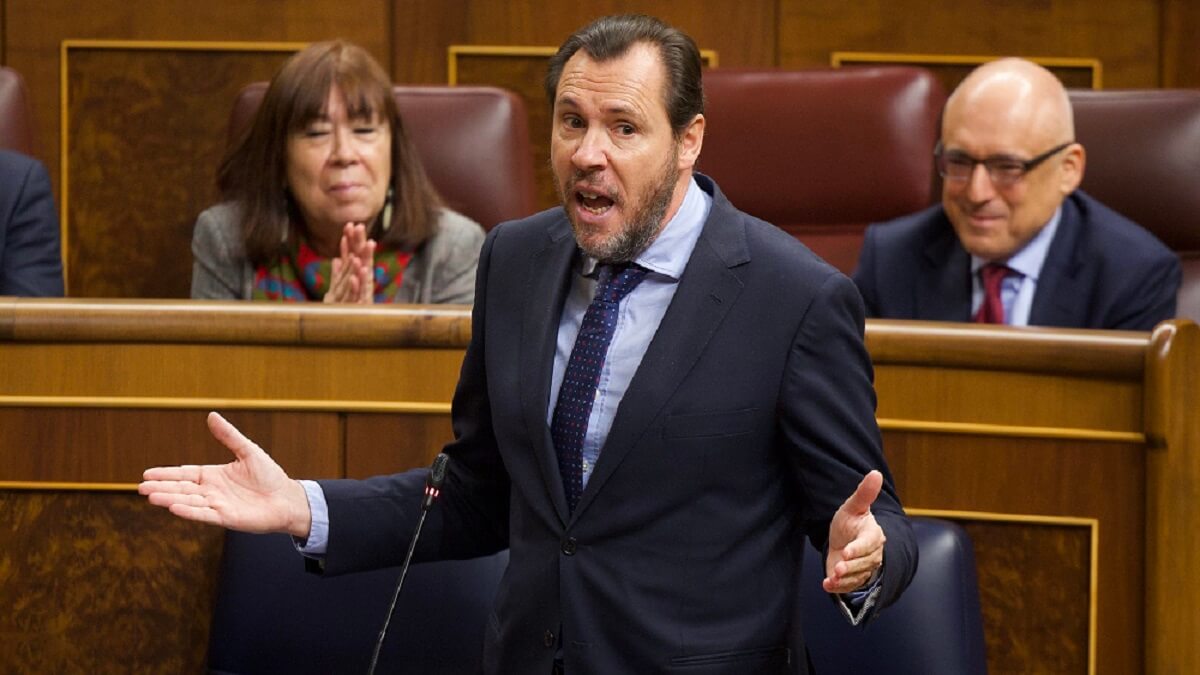 Añadir en la Ley de Amnistía a los honestos discontinuos restañaría las heridas y generaría vías de entendimiento, concordia y reconciliación. En imagen, el ministro de Transportes, Óscar Puente, hombre de delicadas palabras -PHOTO/PSOE